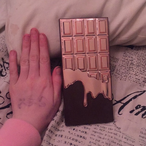 Revolution Rose Gold Chocolate Eyeshadow Pallet - Picture 2 of 4